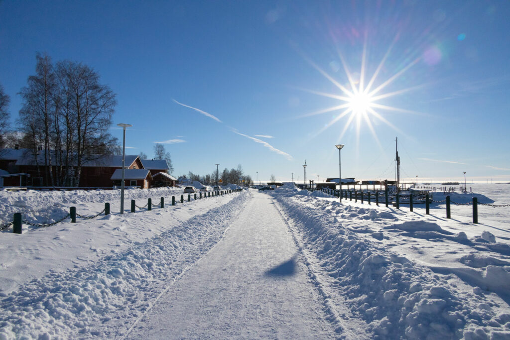 Aurinkoinen talvipäivä Kemin Sisäsatamassa. Kuva: Kirsi Salonen