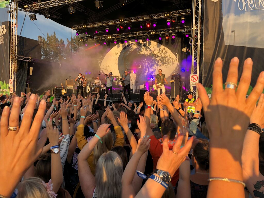 Yhtye esiintymislavalla ja yleisöä