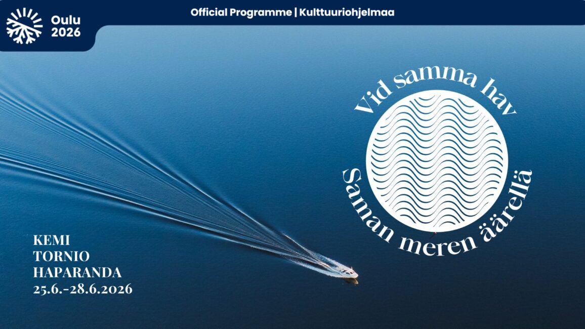 Ilmasta kuvattu moottorivene sinisellä merellä, logoja ja tekstinä tapahtuman tietoja.