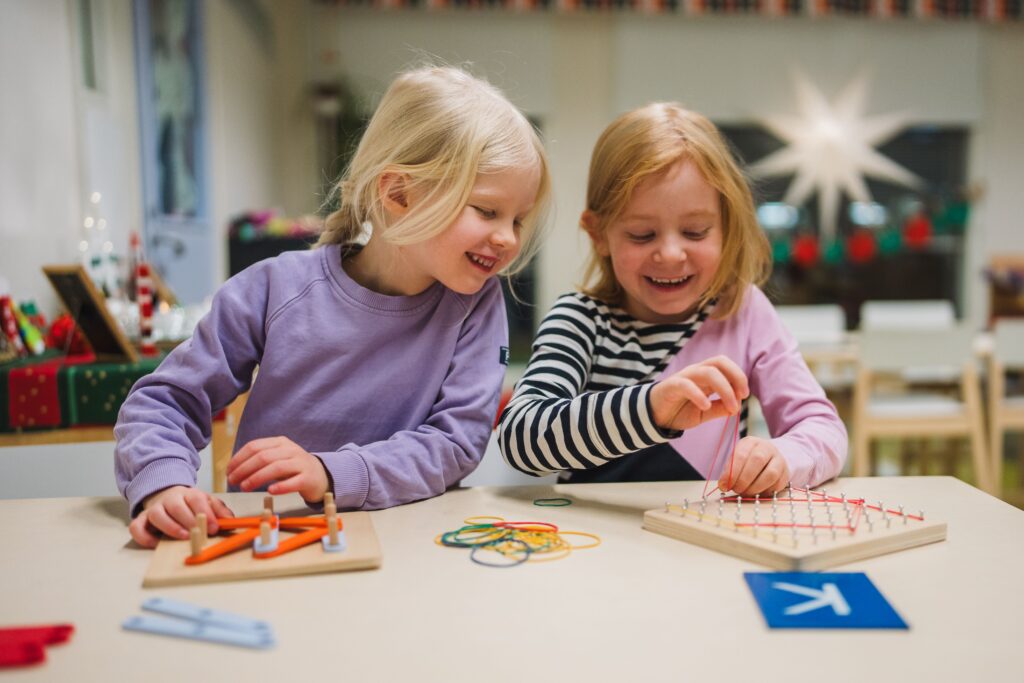 Lapset leikkivät esikoulussa