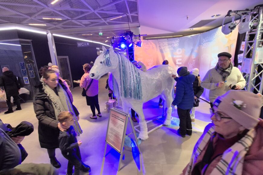 Messuosasto, jossa hevospatsas ja liikkuvia ihmisiä.