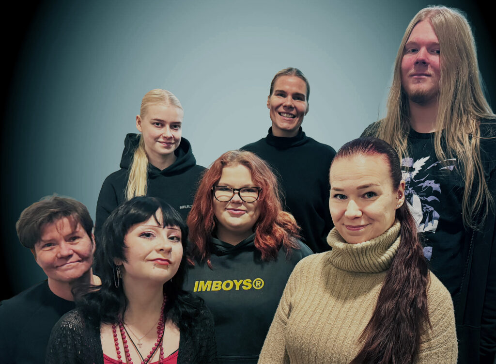 Joukko hymyileviä nuoria.