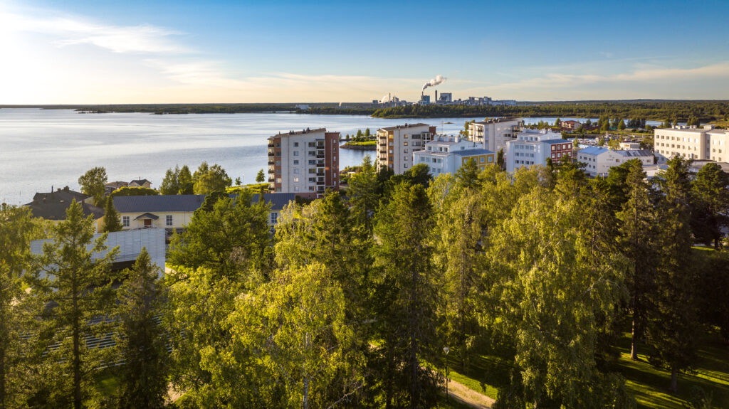 Kerrostaloasuntoja Kemissä merenrannalla.